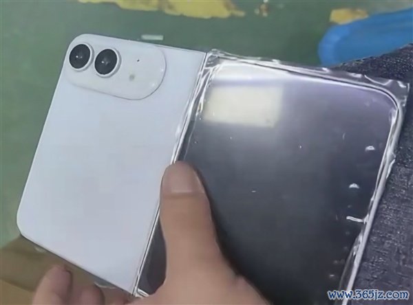 苹果首款折叠屏手机！iPhone Fold/Ultra机模亮相：纯白配色